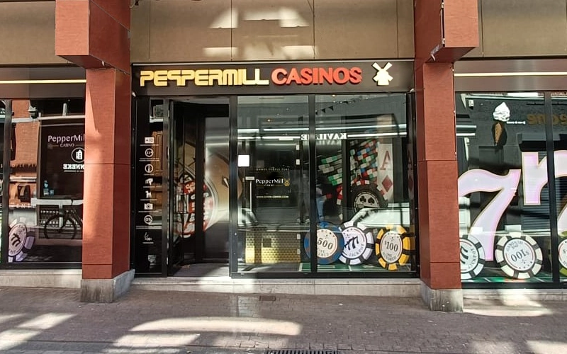 PepperMill Casino speelhaal van Hasselt, met PepperMill Casino online logo, chips en roulette